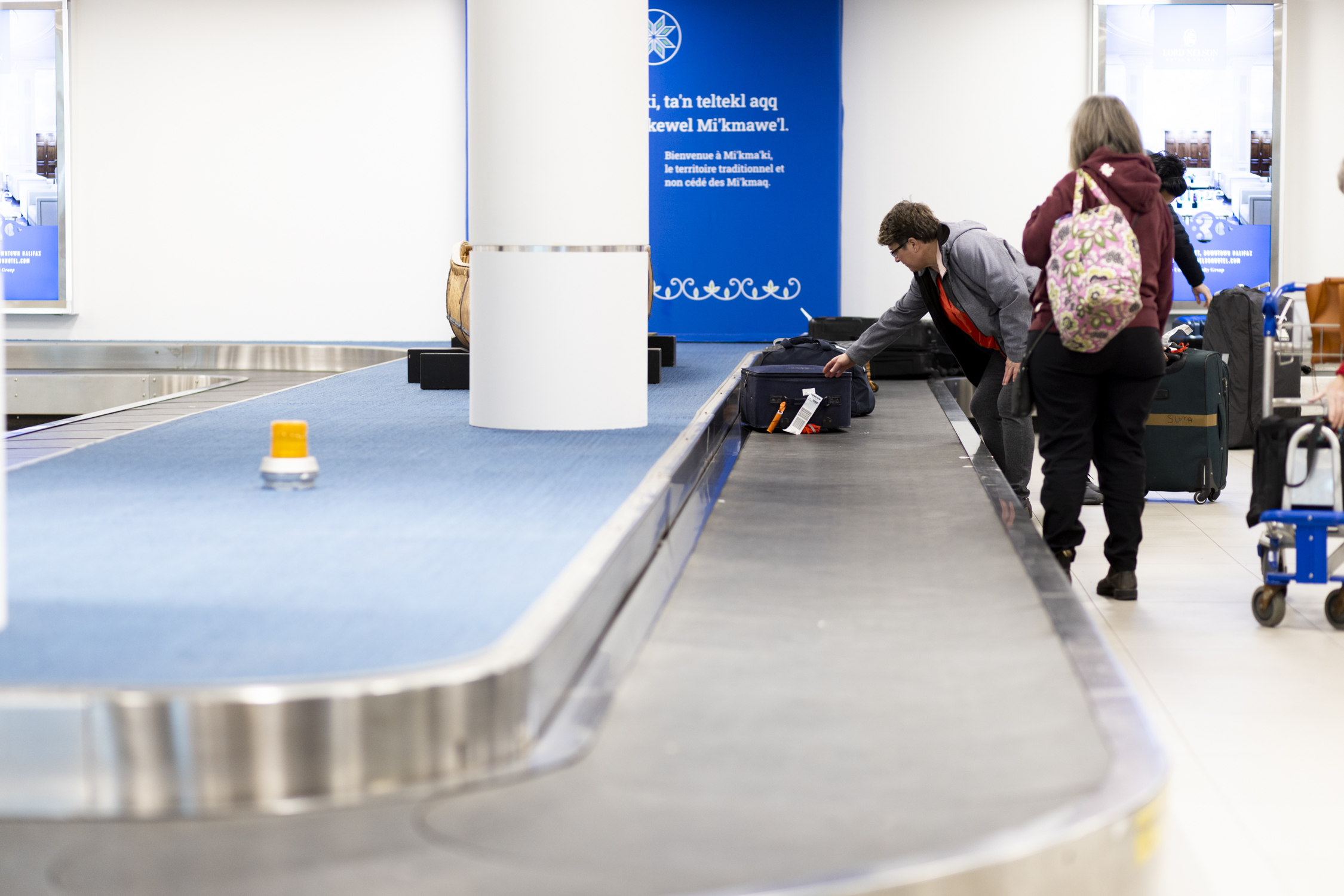 The baggage retrieval carousel